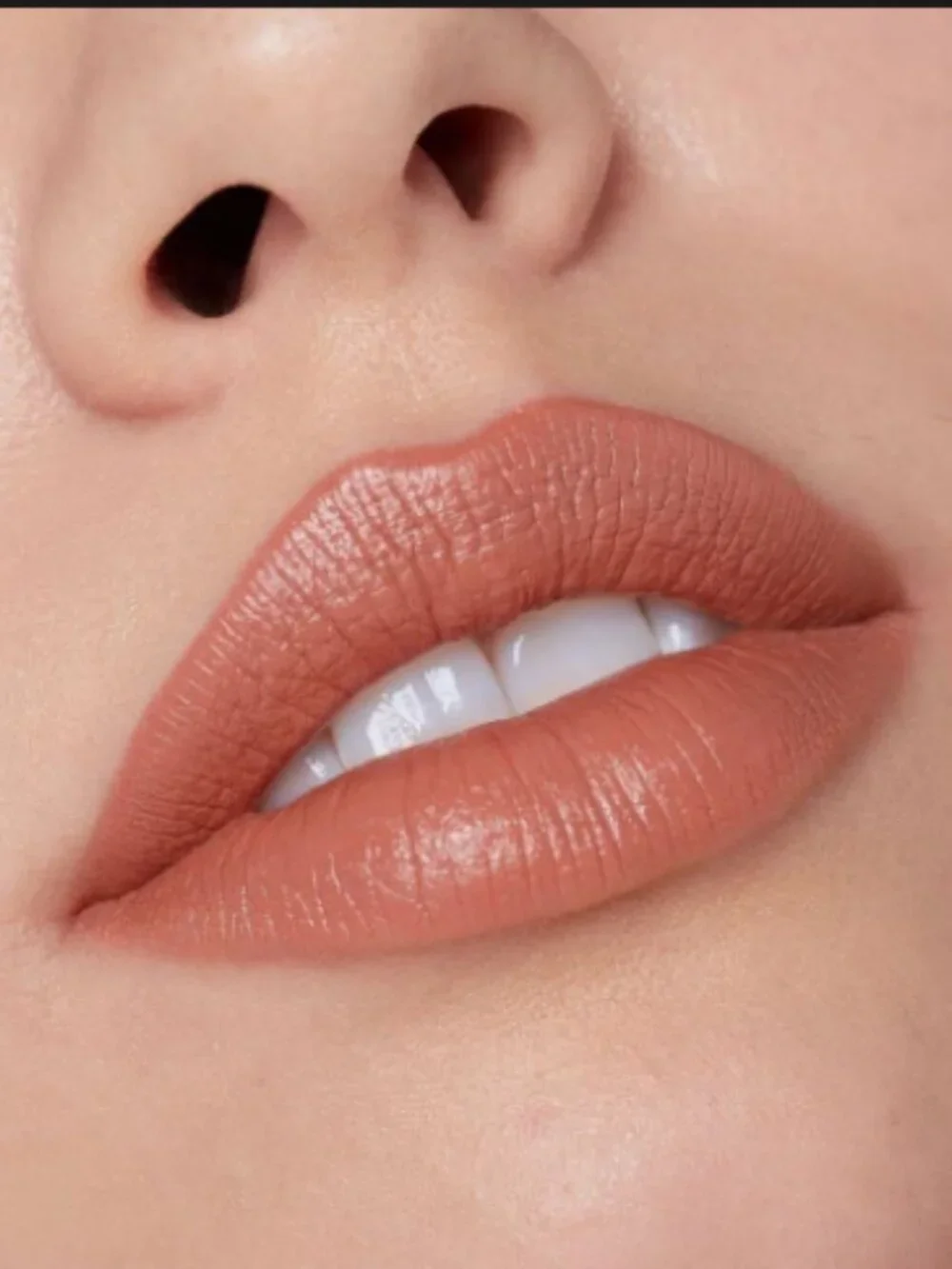 r.e.m. Beauty On Your Collar Classic Lipstick-Kiss Me